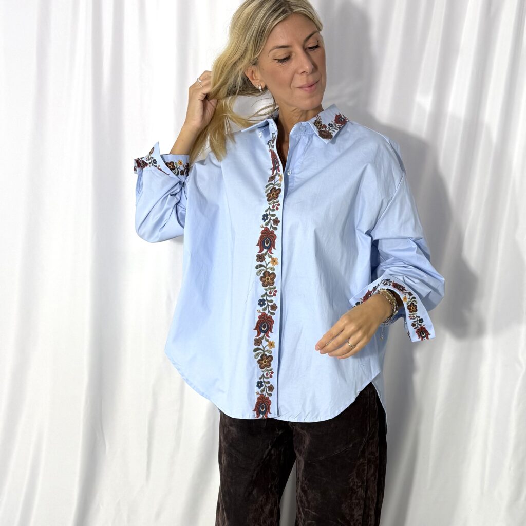 Camicia Azzurra Over con Ricami Floreali