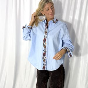 Camicia Azzurra Over con Ricami Floreali